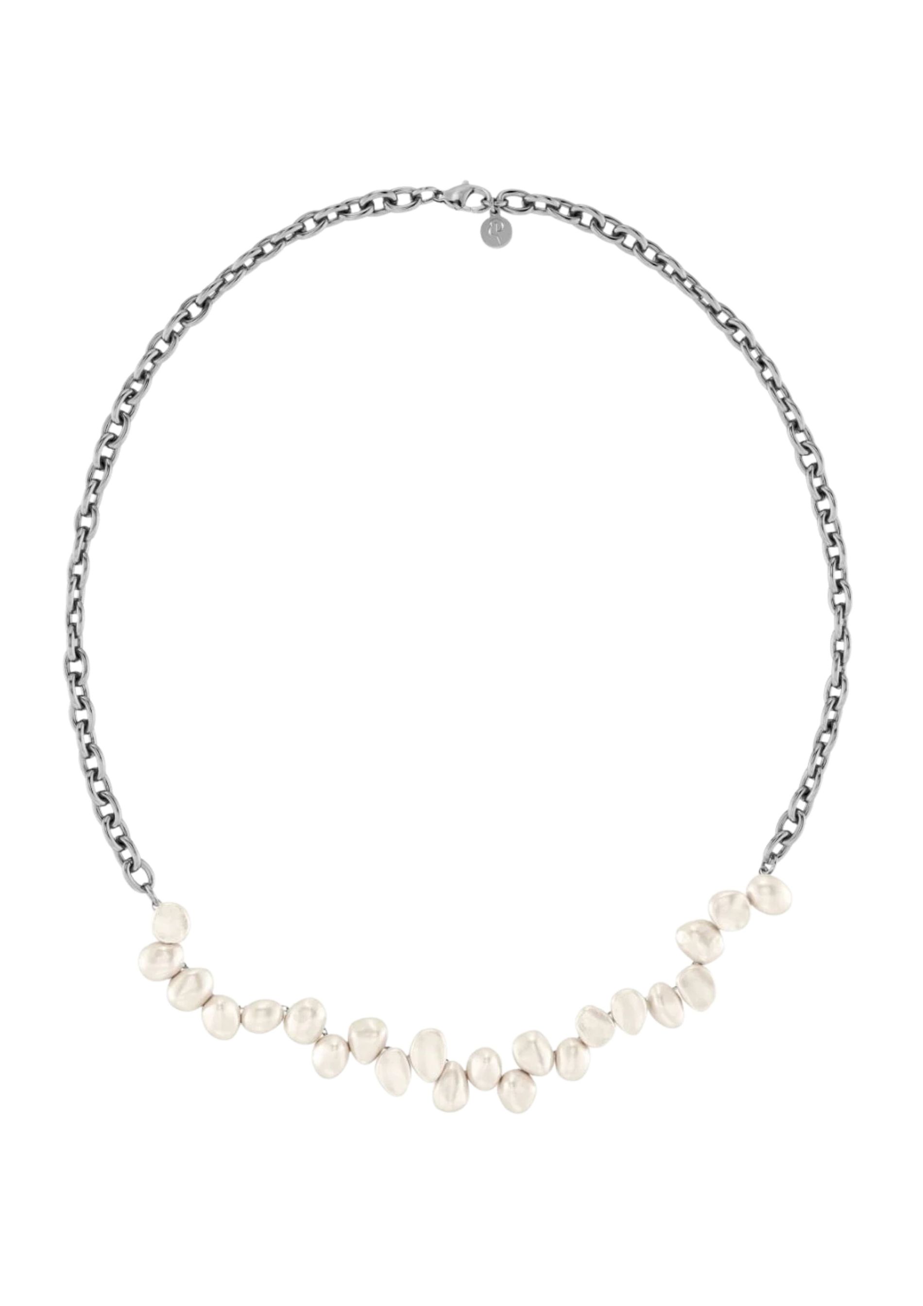 Silver neckless with white pearls