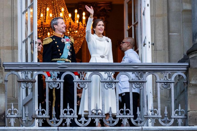 Queen Mary and King Frederik on the balcony