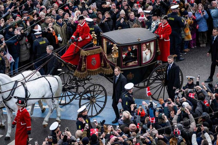 Queen Mary and King Frederik in a horse-drawn carriage
