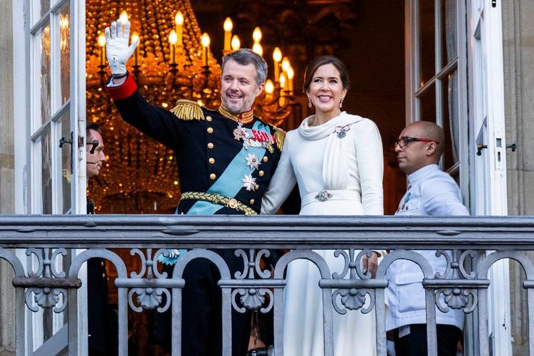 Queen Mary and King Frederik on the balcony