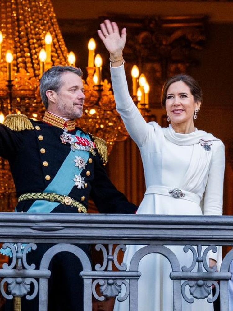 Queen Mary and King Frederik on the balcony