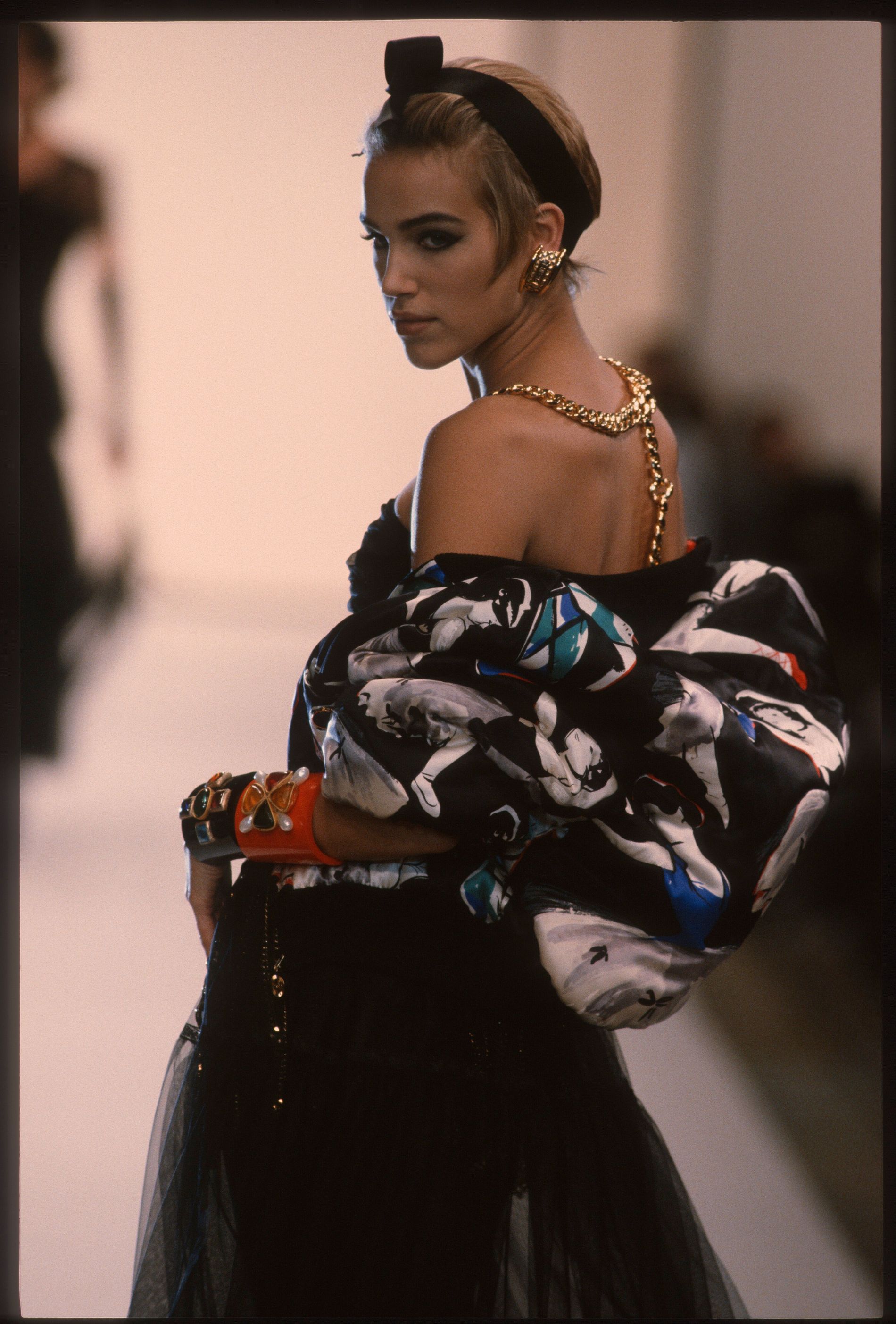 Emma Sjöber walks the runway during the Chanel Ready to Wear show autumn/winter 1991 wearing hair bow