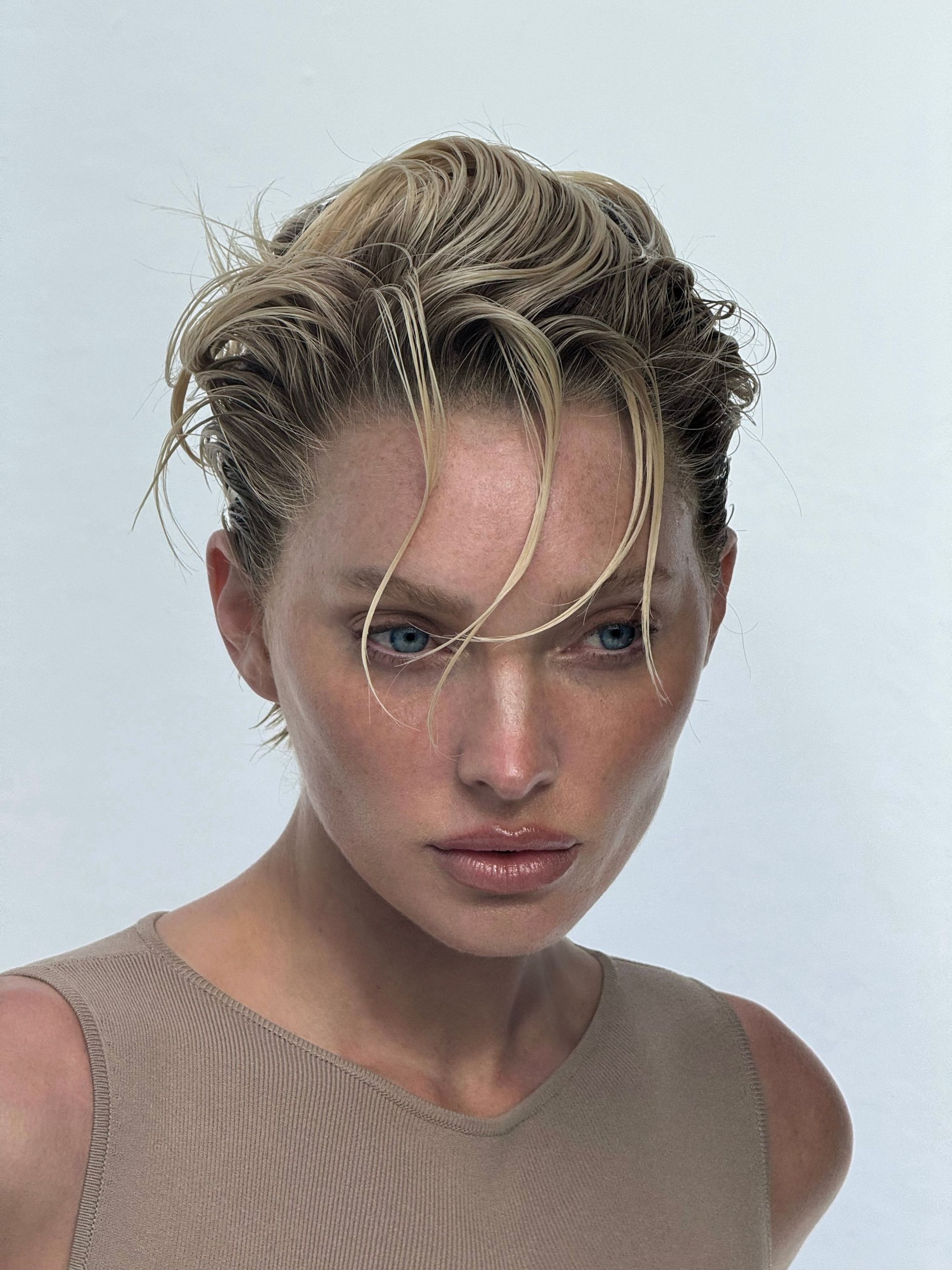 Elsa Hosk poses in her new, short 90s inspired hair cut