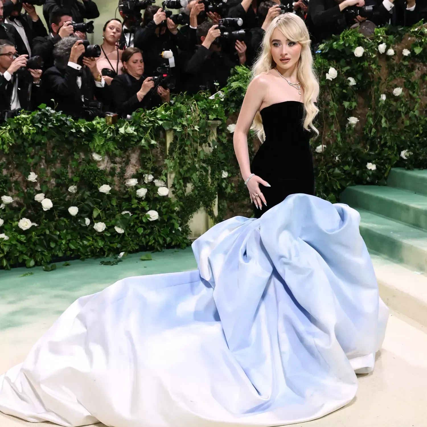 Sabrina Carpenter in Oscar de la Renta