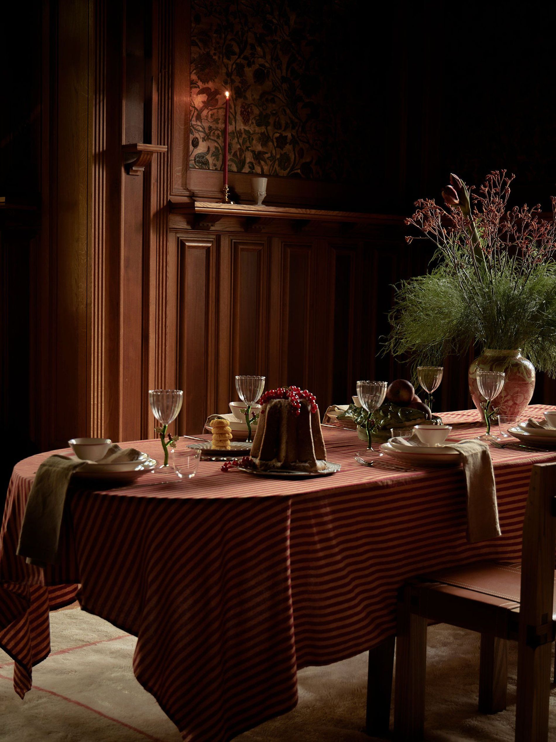 2025 Christmas table decor.jpg