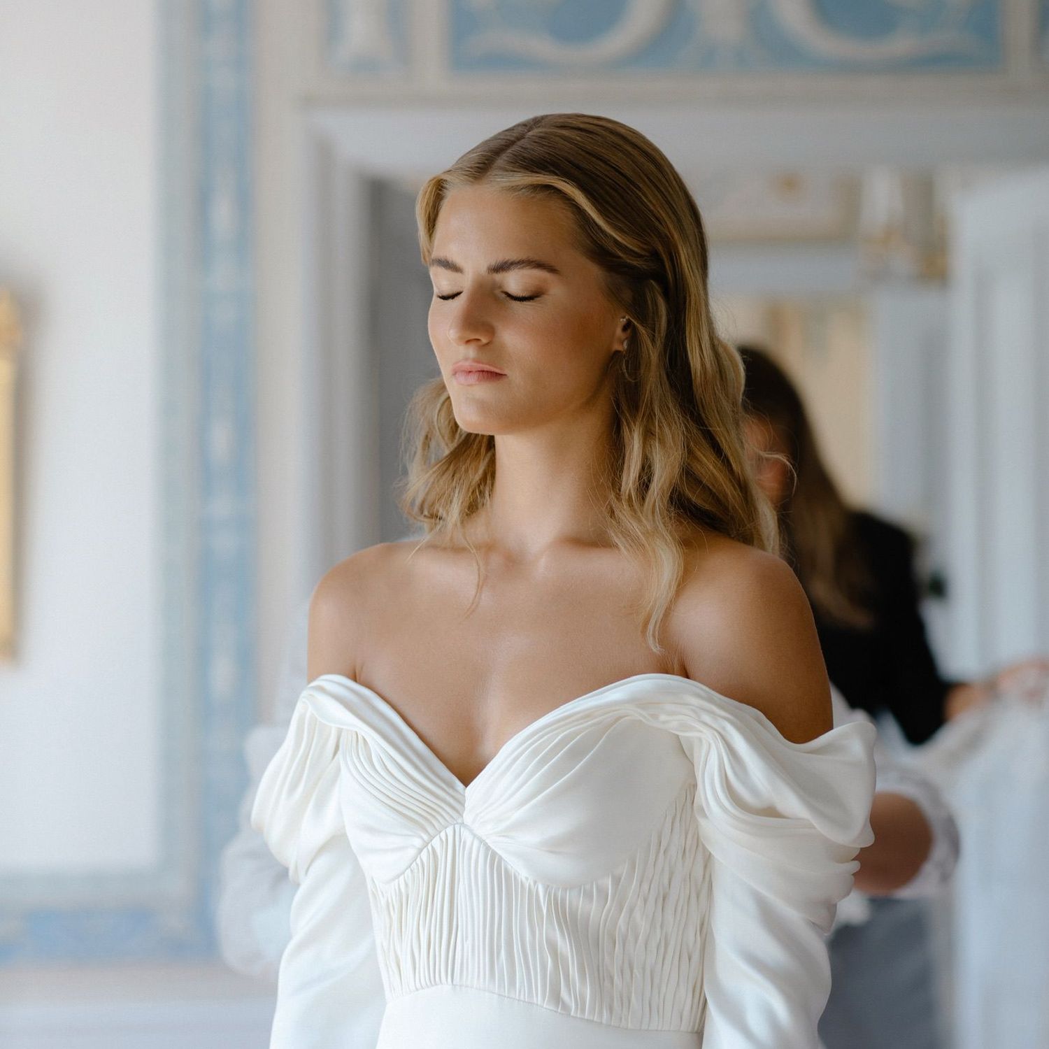 Micha Wissen wears loose waves for her 2023 nuptials
