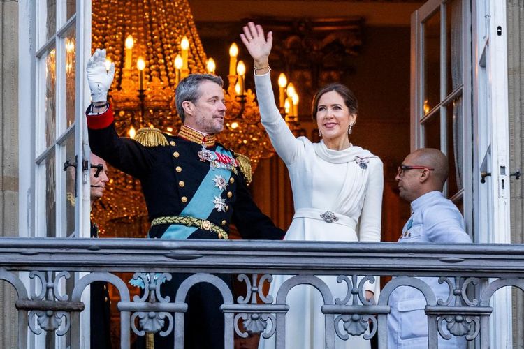Queen Mary and King Frederik on the balcony