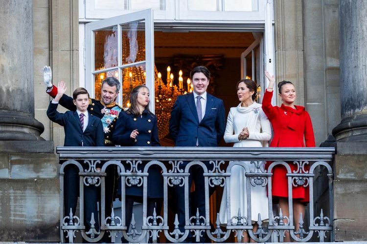 The royal family on the balcony