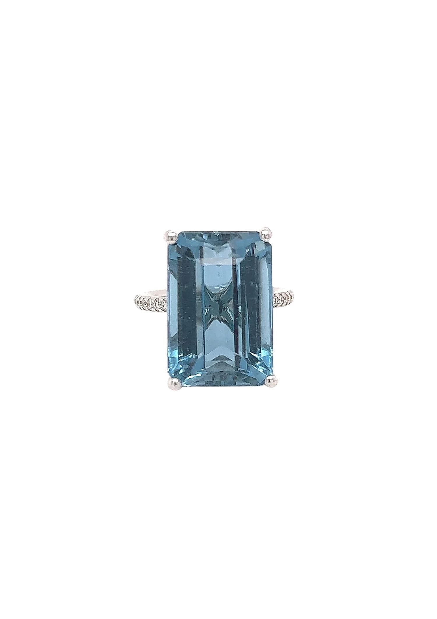 Cocktail ring with natural aquamarine.