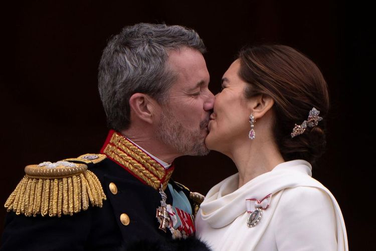 Queen Mary and King Frederik kiss each other